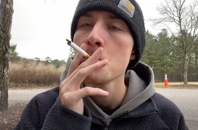 Лечение зависимости от табакокурения в Татарске Мужчина с сигаретой делает затяжку