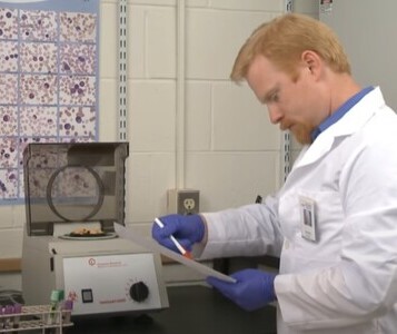 Клиника лечения наркозависимости в Татарске Врач в кабинете клиники