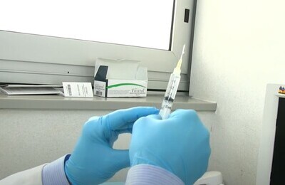 Проведение кодирования Вивитролом в Татарске Шприц с Вивитролом в руках у врача